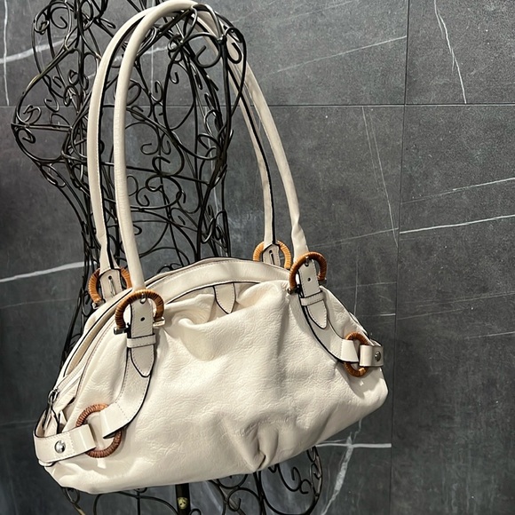 Salvatore Ferragamo shoulder bag with COA EUC cream color - Picture 1 of 17